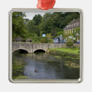 de forelstroom in het dorp Bibury, Metalen Ornament