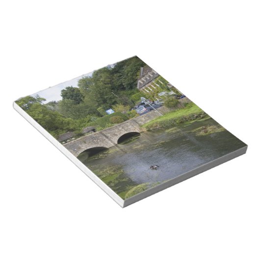 de forelstroom in het dorp Bibury, Notitieblok (Schuin)