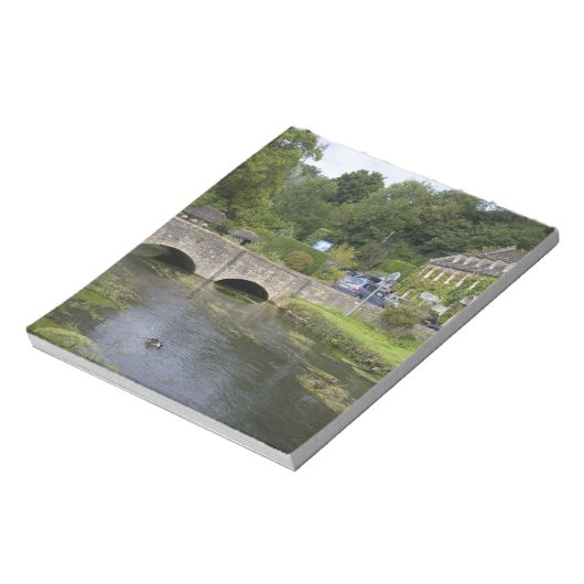 de forelstroom in het dorp Bibury, Notitieblok (Linkerzijde)