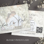 De foto QR CODE van de begroting elegante bruiloft Flyer<br><div class="desc">Moderne, romantische, goedkope bruiloft met een voordelige bruiloft, bespaart de datum FLYER-sjabloon met uw aangepaste foto in trendy faux vellum white overlay en zwart met handschrift geschreven kalligrafiescript en met uw aangepaste QR-CODE. Gemakkelijk te personaliseren met uw details en afbeelding aan beide zijden! LEES DIT ALVORENS HET KOPEN! Dit is...</div>