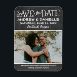 De Foto Rustige Script Chalkboard slaat de datum o Magneet<br><div class="desc">Een grillige en unieke foto sparen het ontwerp van de datummagneet kenmerkt handgeschreven doopvonten met een witte krijtstijl op een achtergrond met een rustige zwarte chroalkboardverschijning. Personaliseer met de trouwdetails en een favoriete foto van het verloving.</div>