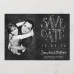 De Foto van Chalkboard sparen de Datum Save The Date<br><div class="desc">Deze stijlvolle krijtbordstijl sparen de datum kenmerkt hand-getrokken typografie ("sparen de Datum"in een cirkel) en bloeit,  een klantgerichte foto,  een datum,  een namen en een tekst. De cirkels en de stippen voltooien het ontwerp,  terwijl een hart met een pijl en monogram initialen op de rug een schattige aanraking toevoegt.</div>