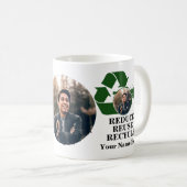 De foto van de aarddag vermindert hergebruik recyc koffiemok (Voorkant rechts)