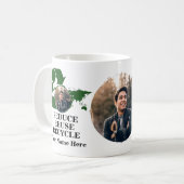 De foto van de aarddag vermindert hergebruik recyc koffiemok (Voorkant links)