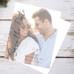De Foto van de begroting V MAD Chic 3 LG sparen de<br><div class="desc">** SATIN PAPIER IS PAPIER THIN. UPGRADE HET PAPIER VOOR EEN THICKERPAPIER. HEEFT EEN OPTIE VOOR BEVELINGEN. *** Bespaar geld op uitnodigingen met deze kleinere uitnodiging die een optie voor enveloppen heeft. Bereid uw gasten voor op de geweldige bruiloft met uw foto V MOD Chic 3 LG Save the Date...</div>