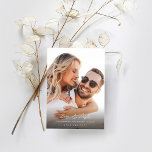 De Foto van de Calligrafie van MOD Verticaal spare Kaart<br><div class="desc">Geniet van de opwinding voor uw mooie bruiloft door uw moderne en chic MOD Calligrafie Foto Verticaal Save the Date Save the Dates met uw foto en moderne kalligrafie te verzenden.</div>
