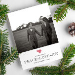 De Foto van de Paren van de Vakantie van Kerstmis Feestdagenkaart<br><div class="desc">Vier het vakantie met deze eenvoudige en diepe kaart die uw foto,  woordenVrede,  de Liefde,  de Vreugde (kan zijn veranderd) kenmerken een kleine rode botanische varen en jouw naam/jaar.  Perfectioneer voor de Groeten van Kerstmis,  van het Nieuwjaar of van het eenvoudige Seizoen.</div>