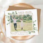 De foto van Eucalyptus Greenery van de begroting s<br><div class="desc">Save the date! Maak je huwelijk bekend met vrienden en familie met deze bijtende, maar moderne witte eucalyptusbladeren, moderne foto die de datumkaarten bewaart. Deze budgettrouwuitnodigingskaarten hebben een envelopoptie. Pas met uw favoriete foto van het verloving aan, en personaliseer met namen, trouwdatum, plaats. Deze unieke botanische groenery bruiloft met de...</div>