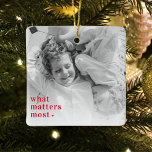 De Foto van Trendy & wat telt het positiefst RedQu Keramisch Ornament<br><div class="desc">Leg de essentie van de mooie momenten van het leven vast met onze exclusieve Trendy Photo & What Matters Most Positive Red producten. Verwen positiviteit en stijl in je dagelijks leven met dit unieke collectie dat moderne trends naadloos combineert met tijdloze sentimenten. Of u nu uzelf behandelt of een geliefde...</div>