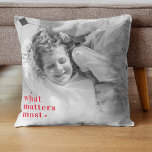 De Foto van Trendy & wat telt het positiefst RedQu Kussen<br><div class="desc">Leg de essentie van de mooie momenten van het leven vast met onze exclusieve Trendy Photo & What Matters Most Positive Red producten. Verwen positiviteit en stijl in je dagelijks leven met dit unieke collectie dat moderne trends naadloos combineert met tijdloze sentimenten. Of u nu uzelf behandelt of een geliefde...</div>
