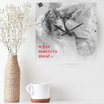 De Foto van Trendy & wat telt het positiefst RedQu Vierkante Klok<br><div class="desc">Leg de essentie van de mooie momenten van het leven vast met onze exclusieve Trendy Photo & What Matters Most Positive Red producten. Verwen positiviteit en stijl in je dagelijks leven met dit unieke collectie dat moderne trends naadloos combineert met tijdloze sentimenten. Of u nu uzelf behandelt of een geliefde...</div>