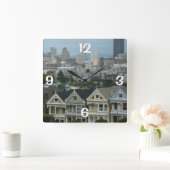 De Fotografie van de Scène van de Stad van de Rij Vierkante Klok (Huis)