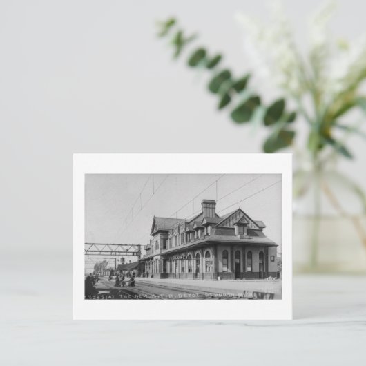 De G.T.R. Railroad Depot - Louis Pesha Briefkaart (Staand voorkant)