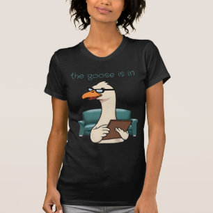 De Gans Is Er – Chaotische Therapeut Gans Illustra T-shirt