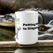 De gator in het proces plaatsen koffiemok