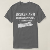De gebroken status van het Relatie van de Arm zijn T-shirt (Design voorkant)
