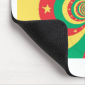 De geest van Kameroen: Ontembare Leeuwen Vlag Kuns Muismat (Hoek)