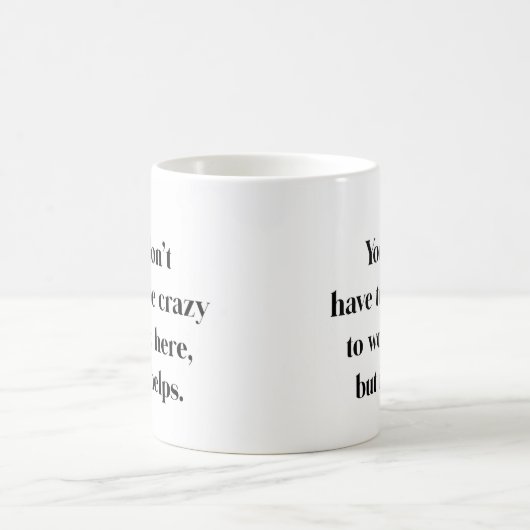 De gek om hier te werken Mok (Center)