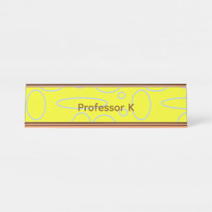 De gele cirkels en lussen van de professor bureau naambordje