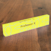 De gele cirkels en lussen van de professor naambordje (Zijkant)