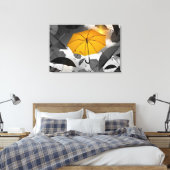 De Gele Umbrella onder Gray Umbrella's Canvas Afdruk (Insitu (Slaapkamer))
