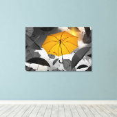 De Gele Umbrella onder Gray Umbrella's Canvas Afdruk (Insitu (Houten vloer))