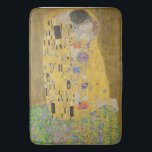 De Geliefden Knuffelend door Gustav Klimt Badmat<br><div class="desc">Zonlicht schittert van de wervelende gouden omhelzing die de geliefden omringt in het meesterwerk De Kus van Gustav Klimt. De scène is een paradox van intimiteit en isolement. Het paar staat op een afgrond, een veld van kleurrijke bloemen aan hun voeten, maar ze zijn zich niet bewust van de wereld...</div>
