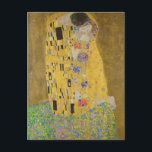 De Geliefden Kussende Omhelzing door Gustav Klimt Briefkaart<br><div class="desc">Zonlicht schittert van de wervelende gouden omhelzing die de geliefden omringt in het meesterwerk De Kus van Gustav Klimt. De scène is een paradox van intimiteit en isolement. Het paar staat op een afgrond, een veld van kleurrijke bloemen aan hun voeten, maar ze zijn zich niet bewust van de wereld...</div>