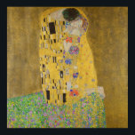 De Geliefden Kussende Omhelzing door Gustav Klimt Poster<br><div class="desc">Zonlicht schittert van de wervelende gouden omhelzing die de geliefden omringt in het meesterwerk De Kus van Gustav Klimt. De scène is een paradox van intimiteit en isolement. Het paar staat op een afgrond, met aan hun voeten een veld van kleurrijke bloemen, maar ze zijn zich niet bewust van de...</div>