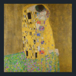 De Geliefden Kussende Omhelzing door Gustav Klimt Poster<br><div class="desc">Zonlicht schittert van de wervelende gouden omhelzing die de geliefden omringt in het meesterwerk De Kus van Gustav Klimt. De scène is een paradox van intimiteit en isolement. Het paar staat op een afgrond, met aan hun voeten een veld van kleurrijke bloemen, maar ze zijn zich niet bewust van de...</div>