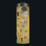 De Geliefden Kust Elkaar by Gustav Klimt Thermosbeker<br><div class="desc">Zonlicht schittert van de wervelende gouden omhelzing die de geliefden omringt in het meesterwerk De Kus van Gustav Klimt. De scène is een paradox van intimiteit en isolement. Het paar staat op een afgrond, een veld van kleurrijke bloemen aan hun voeten, maar ze zijn zich niet bewust van de wereld...</div>