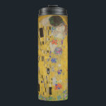 De Geliefden Kust Elkaar by Gustav Klimt Thermosbeker<br><div class="desc">Zonlicht schittert van de wervelende gouden omhelzing die de geliefden omringt in het meesterwerk De Kus van Gustav Klimt. De scène is een paradox van intimiteit en isolement. Het paar staat op een afgrond, een veld van kleurrijke bloemen aan hun voeten, maar ze zijn zich niet bewust van de wereld...</div>