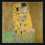De Geliefden Kustende Omhelzing door Gustav Klimt Foto Afdruk<br><div class="desc">Zonlicht schittert van de wervelende gouden omhelzing die de geliefden in het meesterwerk De Kus van Gustav Klimt omringt. De scène is een paradox van intimiteit en isolement. Het paar staat op een afgrond, een veld van kleurrijke bloemen aan hun voeten, maar ze zijn zich niet bewust van de wereld...</div>