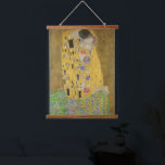 De Geliefden Kustende Omhelzing door Gustav Klimt Hangend Wandkleed<br><div class="desc">Zonlicht schittert van de wervelende gouden omhelzing die de geliefden omringt in het meesterwerk De Kus van Gustav Klimt. De scène is een paradox van intimiteit en isolement. Het paar staat op een afgrond, een veld van kleurrijke bloemen aan hun voeten, maar ze zijn zich niet bewust van de wereld...</div>