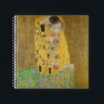 De Geliefden Kustende Omhelzing door Gustav Klimt Notitieboek<br><div class="desc">Zonlicht schittert van de wervelende gouden omhelzing die de geliefden in het meesterwerk De Kus van Gustav Klimt omringt. De scène is een paradox van intimiteit en isolement. Het paar staat op een afgrond, een veld van kleurrijke bloemen aan hun voeten, maar ze zijn zich niet bewust van de wereld...</div>