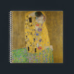 De Geliefden Kustende Omhelzing door Gustav Klimt Notitieboek<br><div class="desc">Zonlicht schittert van de wervelende gouden omhelzing die de geliefden in het meesterwerk De Kus van Gustav Klimt omringt. De scène is een paradox van intimiteit en isolement. Het paar staat op een afgrond, een veld van kleurrijke bloemen aan hun voeten, maar ze zijn zich niet bewust van de wereld...</div>