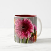 De gelukkige Gerbera Kleurrijke Bloem +Custom Naam Tweekleurige Koffiemok (Voorkant rechts)