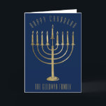 De gelukkige Kaart van de Vakantie Menorah van de<br><div class="desc">Verzend uw gehouden van degenen een gepersonaliseerde kaart dit seizoen van Chanoeka. De dit ontwerpeigenschappen een goud kleurden menorah op een marineblauwe achtergrond. Boven het leest het bericht "Gelukkige Chanoeka". Onder menorah is een plaats voor uw familienaam die u kunt personaliseren of verwijderen als u zou houden van. Binnen van...</div>
