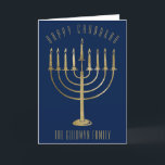 De gelukkige Kaart van de Vakantie Menorah van de<br><div class="desc">Verzend uw gehouden van degenen een gepersonaliseerde kaart dit seizoen van Chanoeka. De dit ontwerpeigenschappen een goud kleurden menorah op een marineblauwe achtergrond. Boven het leest het bericht "Gelukkige Chanoeka". Onder menorah is een plaats voor uw familienaam die u kunt personaliseren of verwijderen als u zou houden van. Binnen van...</div>