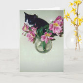 De gelukkige kat van de Verjaardag met bloemen in Kaart (Gele Bloem)