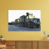 De gepantserde vrachtwagens zitten op de pier in M Canvas Afdruk (Insitu (Woonkamer))