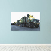 De gepantserde vrachtwagens zitten op de pier in M Canvas Afdruk (Insitu (Houten vloer))