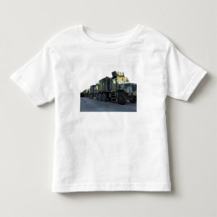De gepantserde vrachtwagens zitten op de pier in M Kinder Shirts