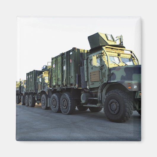 De gepantserde vrachtwagens zitten op de pier in M Magneet (Voorkant)