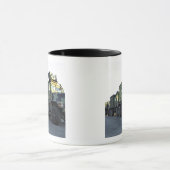 De gepantserde vrachtwagens zitten op de pier in M Mok (Midden)