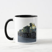 De gepantserde vrachtwagens zitten op de pier in M Mok (Links)