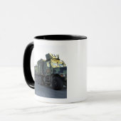 De gepantserde vrachtwagens zitten op de pier in M Mok (Voorkant links)