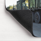 De gepantserde vrachtwagens zitten op de pier in M Muismat (Hoek)