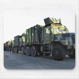 De gepantserde vrachtwagens zitten op de pier in M Muismat