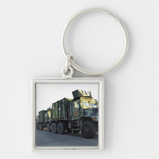 De gepantserde vrachtwagens zitten op de pier in M Sleutelhanger (Voorkant)